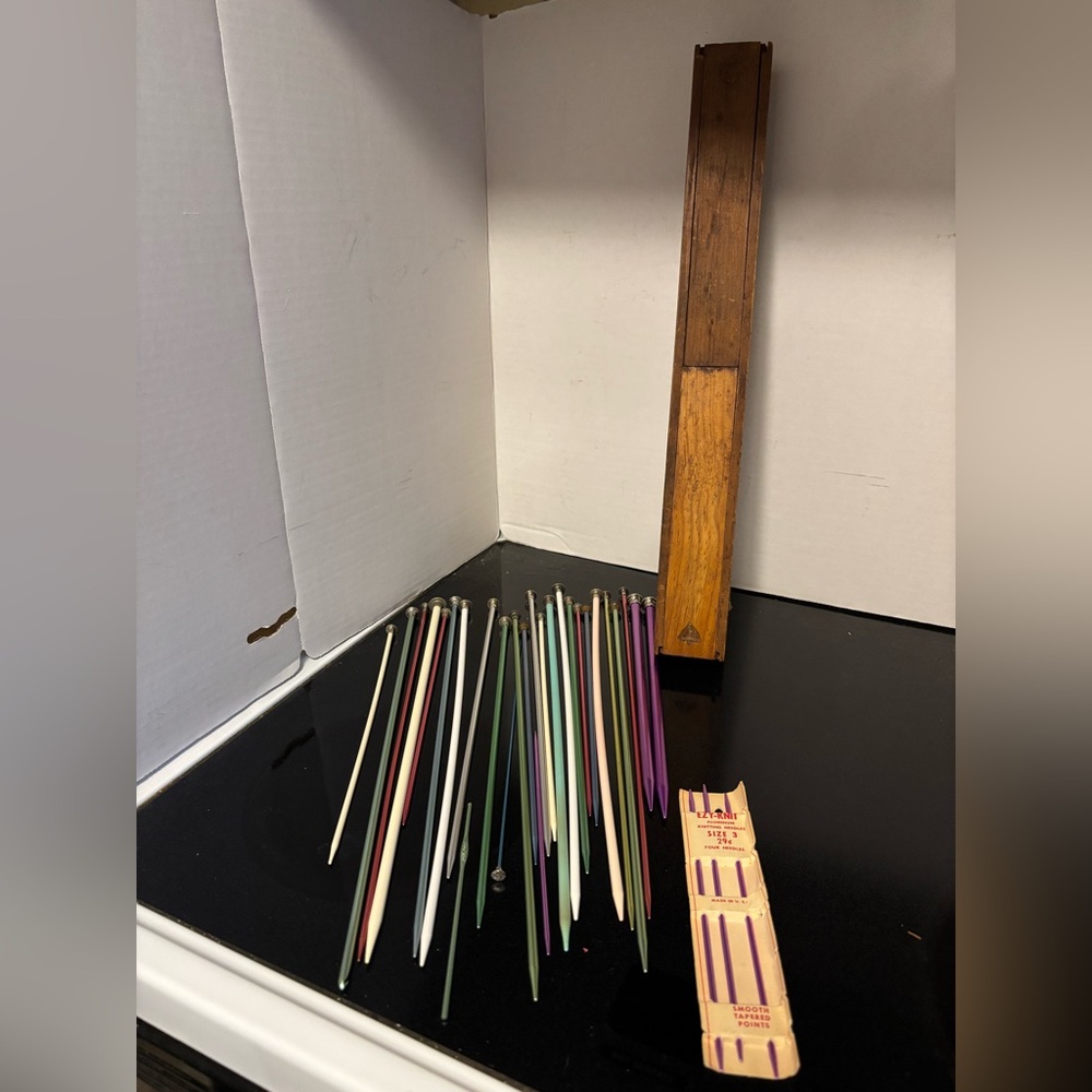 Lot Vintage knitting needles, storage box